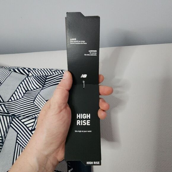 New Balance Black And White Geometric leggings with pockets Small - Picture 6 of 9